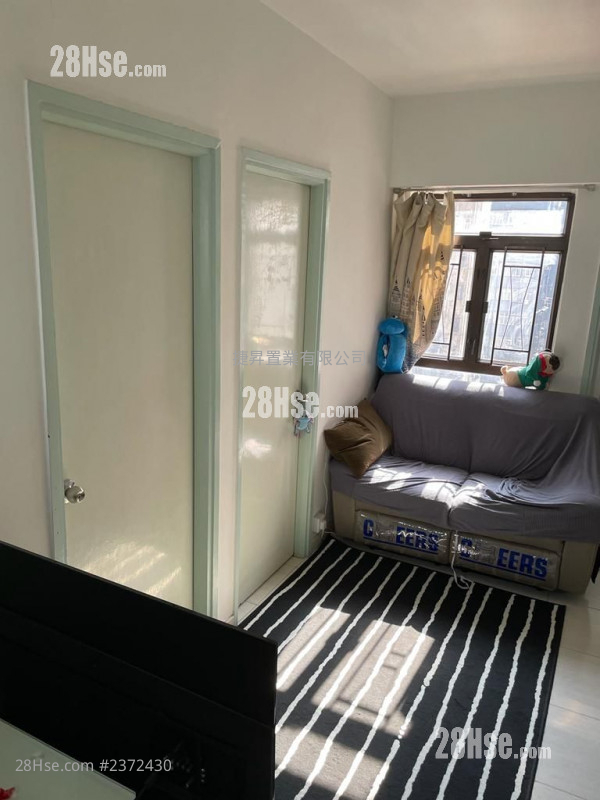Golden Court Sell 2 Bedrooms , 1 Bathroom 274 ft² Golden Court Sell 2 Bedrooms , 1 Bathroom 274 ft²