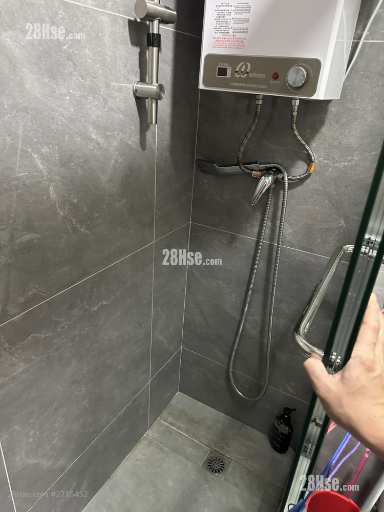 同發大廈 租盤 4 房 , 1 浴室 100 平方呎