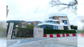 南嶼嵩林 大廈: Mt. La Vie 南嶼嵩林由遠洋集團發展，位於東涌海沙徑7號，設有6座別墅，面積由3,730至8,016平方呎，間隔為3房連3套房及工人套房及多用途房、4房連4套房及工人套房及多用途房。