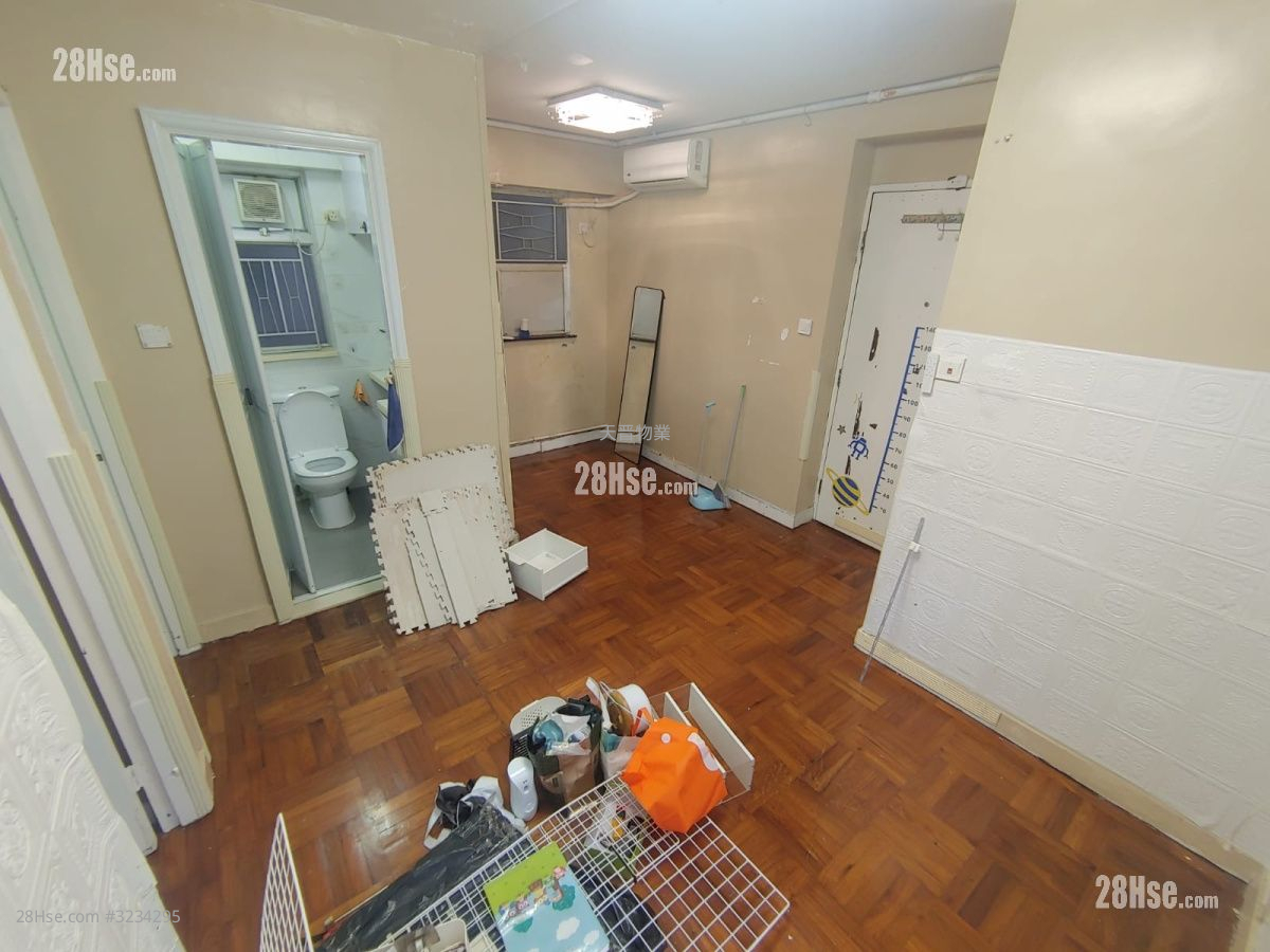 Full Yuet Court Sell 2 Bedrooms , 1 Bathroom 338 ft²