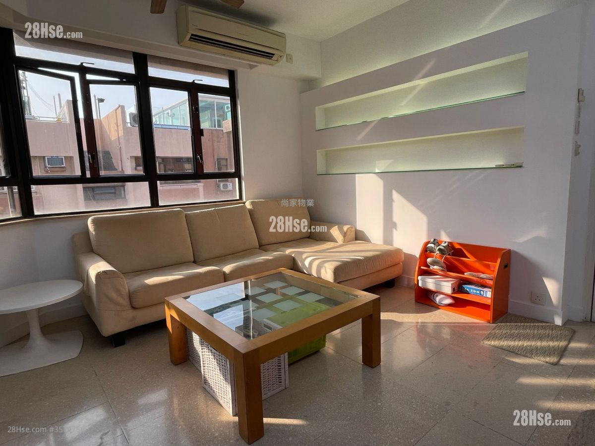 Arnold Gardens Sell 3 Bedrooms , 2 Bathrooms 968 ft²