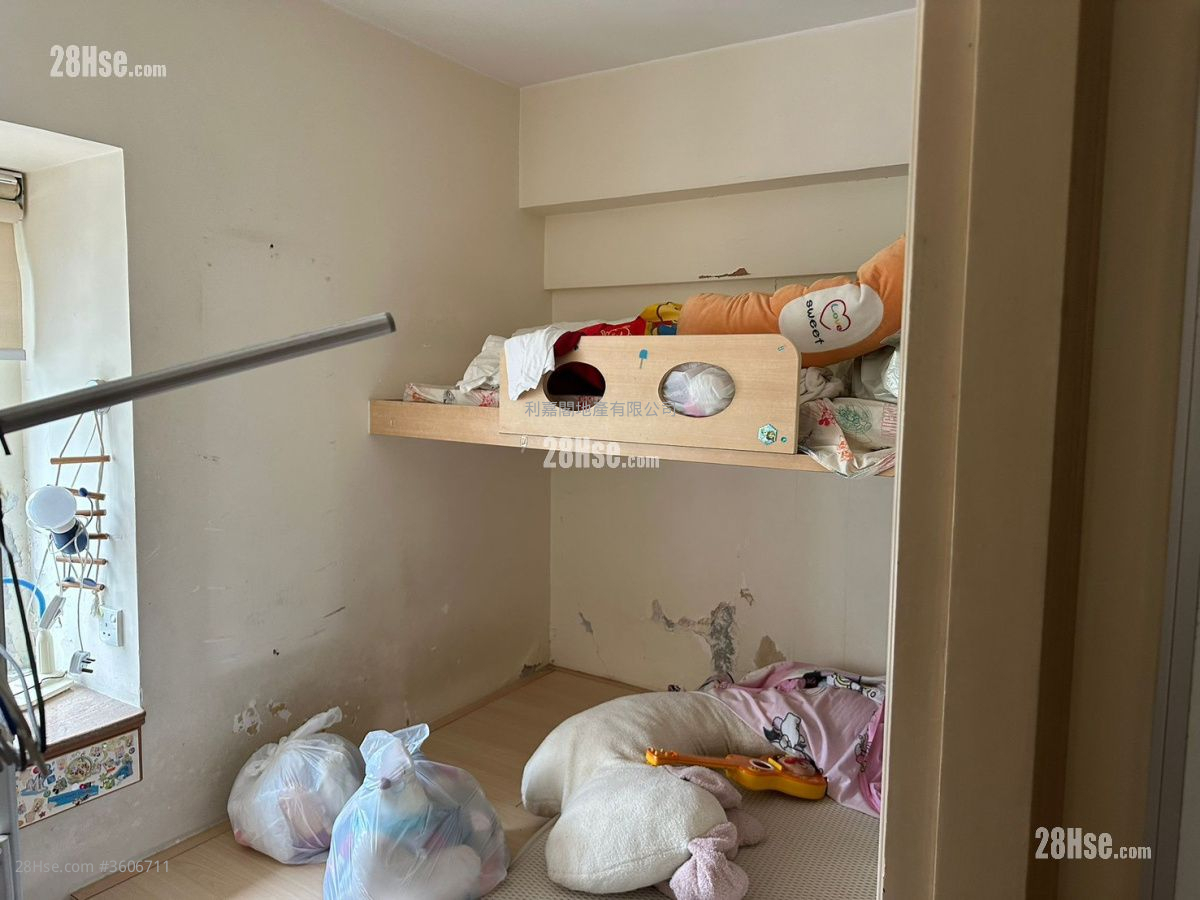 Sun Kwai Hing Gardens Sell 3 Bedrooms , 1 Bathroom 570 ft² Sun Kwai Hing Gardens Sell 3 Bedrooms , 1 Bathroom 570 ft²
