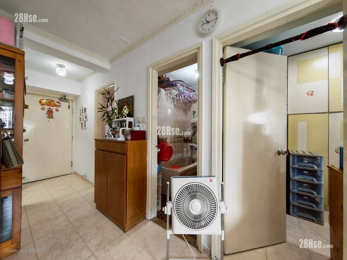 New Kwai Fong Gardens Sell 2 Bedrooms , 1 Bathroom 418 ft² New Kwai Fong Gardens Sell 2 Bedrooms , 1 Bathroom 418 ft²