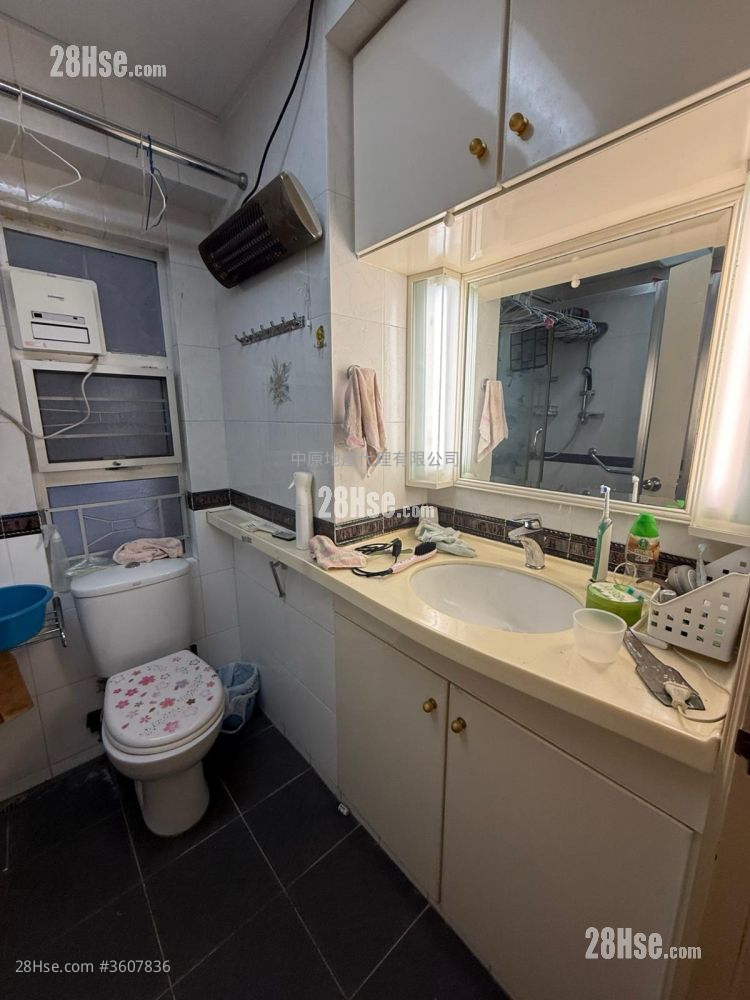 Sun Kwai Hing Gardens Sell 3 Bedrooms , 1 Bathroom 570 ft² Sun Kwai Hing Gardens Sell 3 Bedrooms , 1 Bathroom 570 ft²