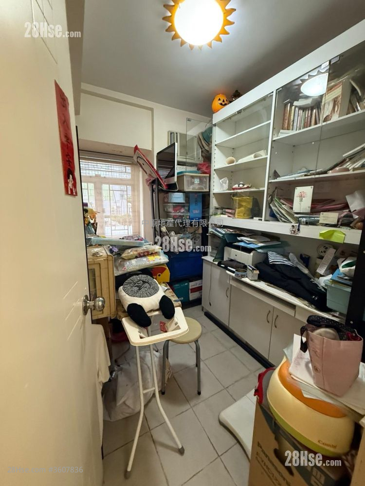 Sun Kwai Hing Gardens Sell 3 Bedrooms , 1 Bathroom 570 ft² Sun Kwai Hing Gardens Sell 3 Bedrooms , 1 Bathroom 570 ft²