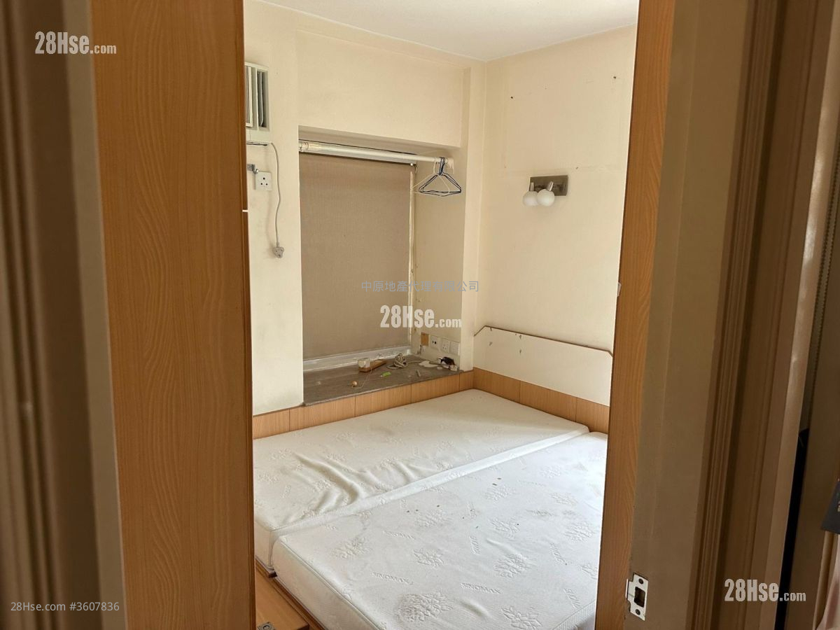 Sun Kwai Hing Gardens Sell 3 Bedrooms , 1 Bathroom 570 ft² Sun Kwai Hing Gardens Sell 3 Bedrooms , 1 Bathroom 570 ft²