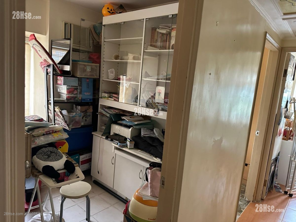 Sun Kwai Hing Gardens Sell 3 Bedrooms , 1 Bathroom 570 ft² Sun Kwai Hing Gardens Sell 3 Bedrooms , 1 Bathroom 570 ft²