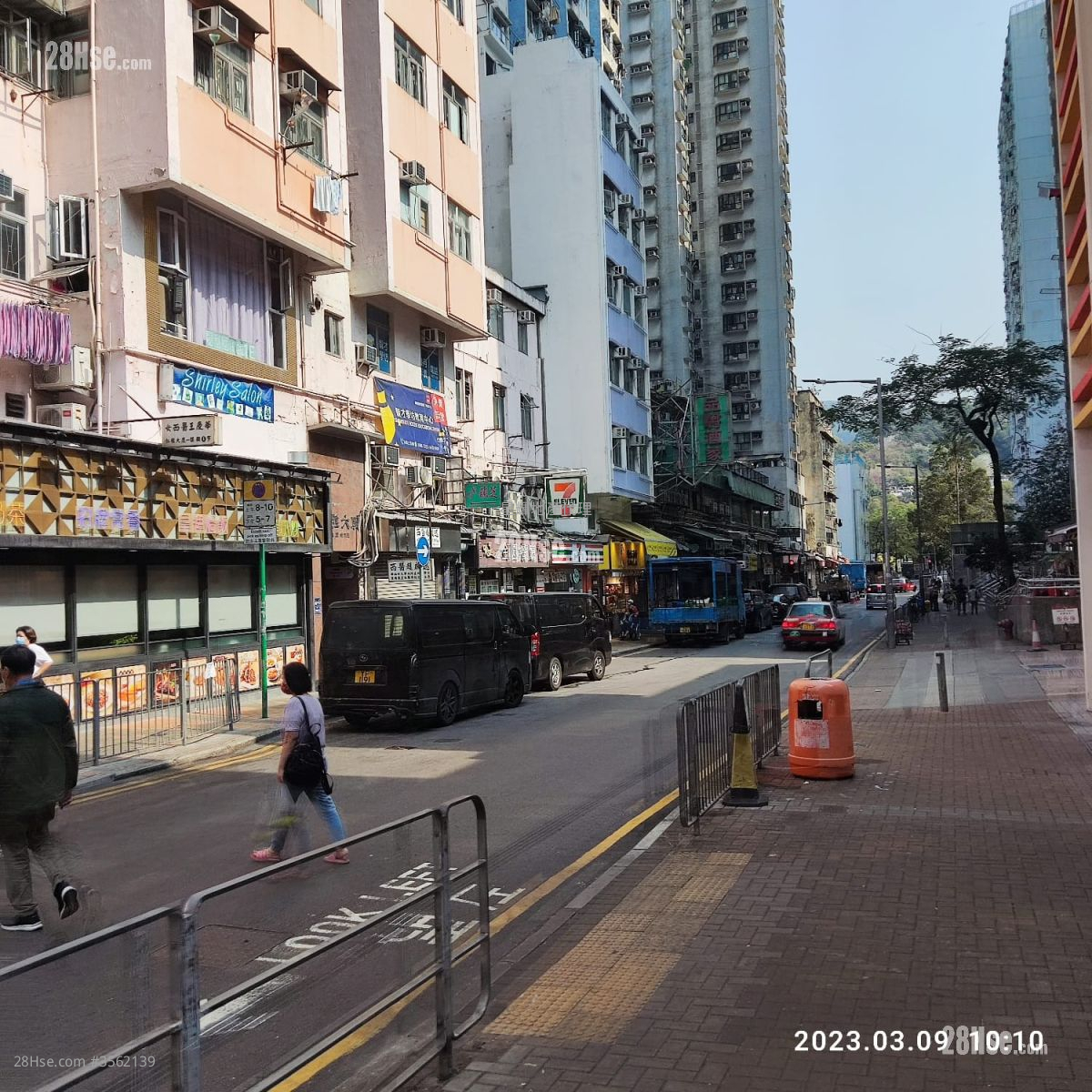 大廈入口: 大廈出口沿大廈街行三份鐘便是港鐵站,十分便捷 大廈入口: 大廈出口沿大廈街行三份鐘便是港鐵站,十分便捷