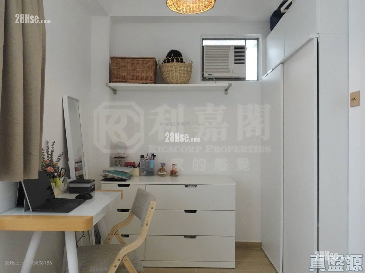 Manor Centre Sell 1 Bedroom 274 ft² Manor Centre Sell 1 Bedroom 274 ft²