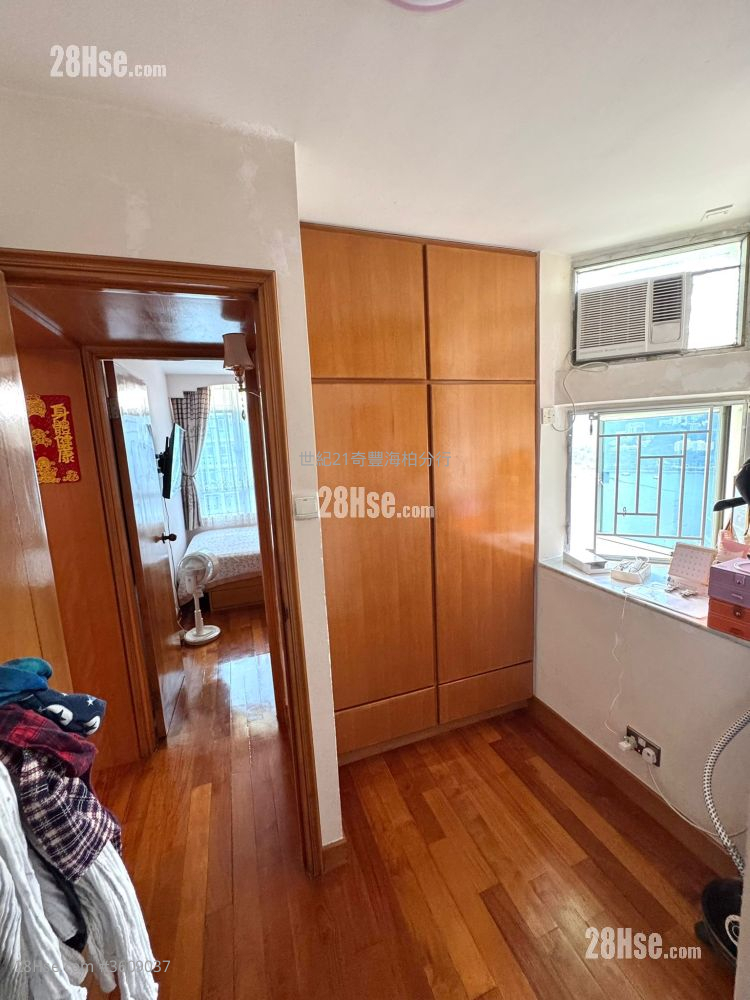 Kam Fung Court Sell 3 Bedrooms , 1 Bathroom 596 ft² Kam Fung Court Sell 3 Bedrooms , 1 Bathroom 596 ft²
