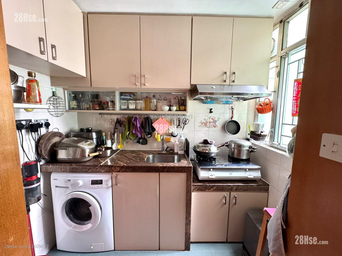 Kam Fung Court Sell 3 Bedrooms , 1 Bathroom 596 ft² Kam Fung Court Sell 3 Bedrooms , 1 Bathroom 596 ft²