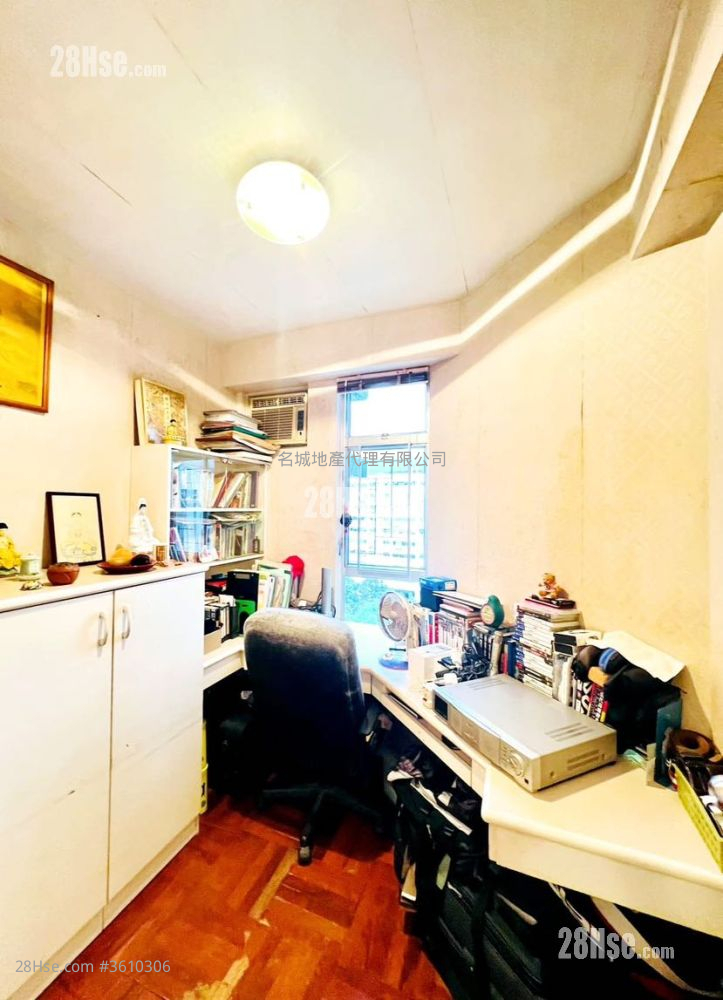 Man Lai Court Sell 3 Bedrooms , 2 Bathrooms 629 ft² Man Lai Court Sell 3 Bedrooms , 2 Bathrooms 629 ft²