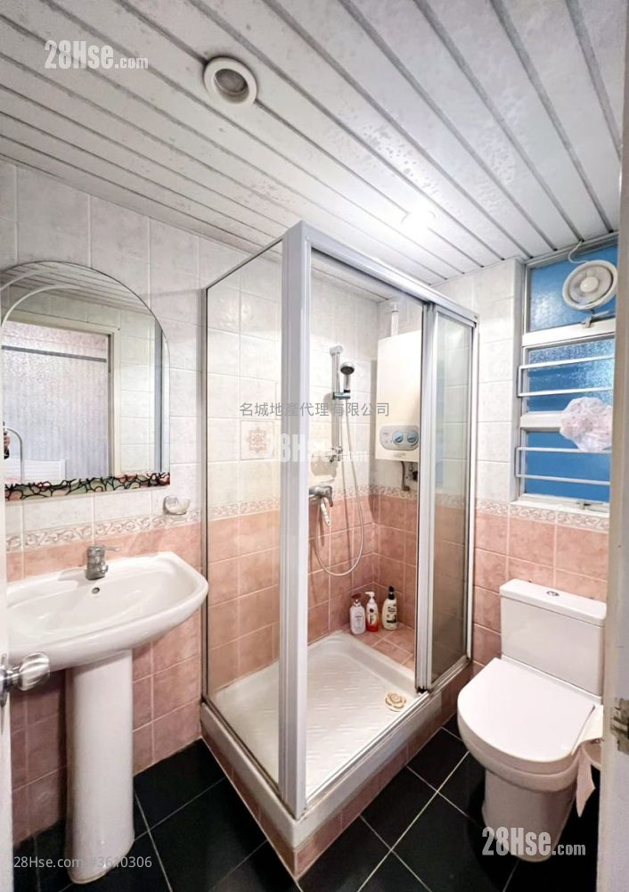 Man Lai Court Sell 3 Bedrooms , 2 Bathrooms 629 ft² Man Lai Court Sell 3 Bedrooms , 2 Bathrooms 629 ft²