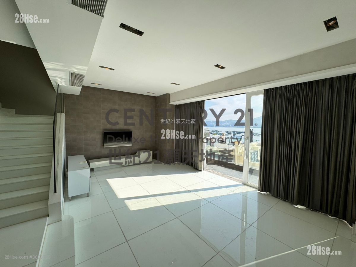 The Beverly Hills Rental 5+ Bedrooms , 3 Bathrooms 2,461 ft² The Beverly Hills Rental 5+ Bedrooms , 3 Bathrooms 2,461 ft²