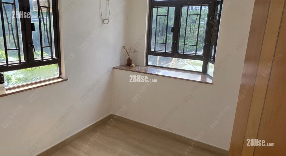 Wai Wah Centre Sell 2 Bedrooms , 1 Bathroom 358 ft² Wai Wah Centre Sell 2 Bedrooms , 1 Bathroom 358 ft²