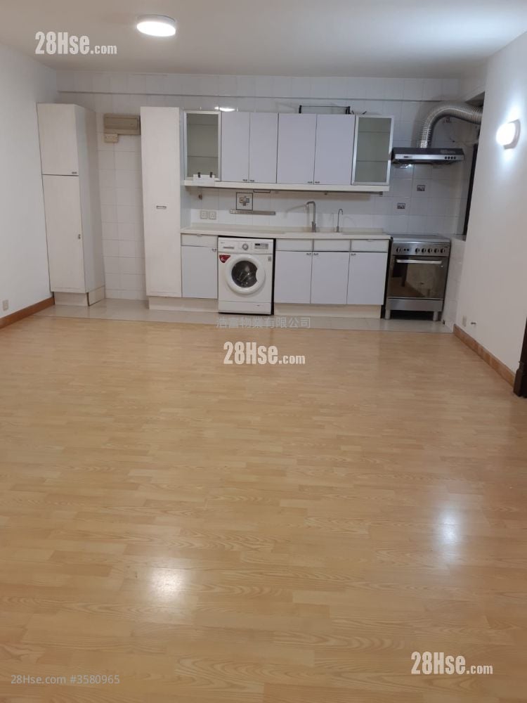 Kornhill Rental 3 Bedrooms , 2 Bathrooms 710 ft²