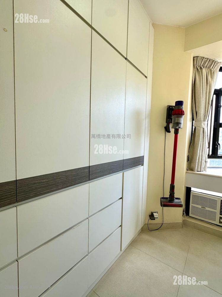 Kornhill Sell 3 Bedrooms , 1 Bathroom 596 ft² Kornhill Sell 3 Bedrooms , 1 Bathroom 596 ft²