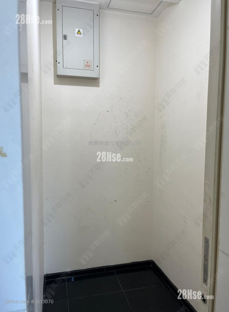 One Silversea Sell 3 Bedrooms , 2 Bathrooms 746 ft² One Silversea Sell 3 Bedrooms , 2 Bathrooms 746 ft²