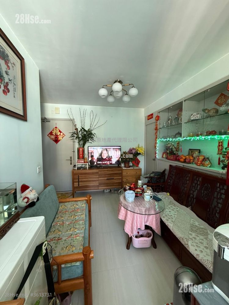 living room: Sheung Chui Court Sell 2 Bedrooms , 1 Bathroom 438 ft² living room: Sheung Chui Court Sell 2 Bedrooms , 1 Bathroom 438 ft²