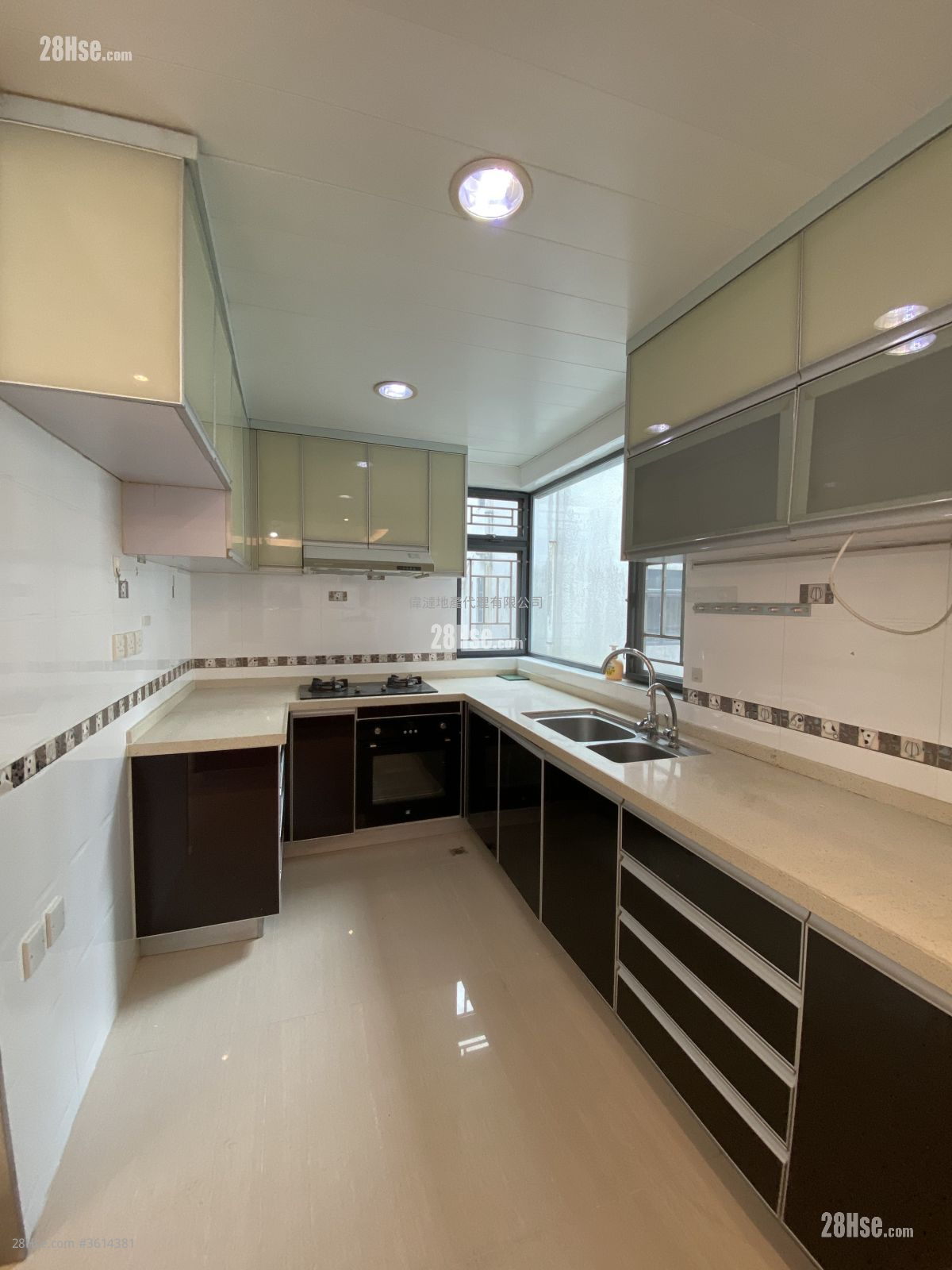 Village Rental 3 Bedrooms 1,400 ft² Village Rental 3 Bedrooms 1,400 ft²