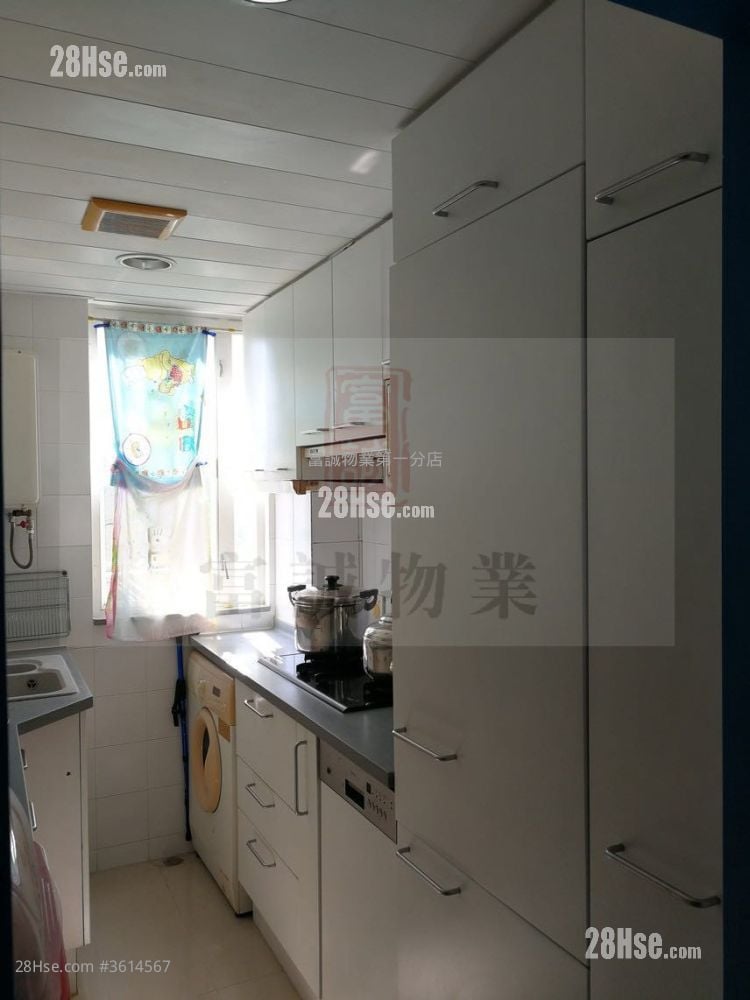 Hong Pak Court Sell 3 Bedrooms , 1 Bathroom 645 ft² Hong Pak Court Sell 3 Bedrooms , 1 Bathroom 645 ft²