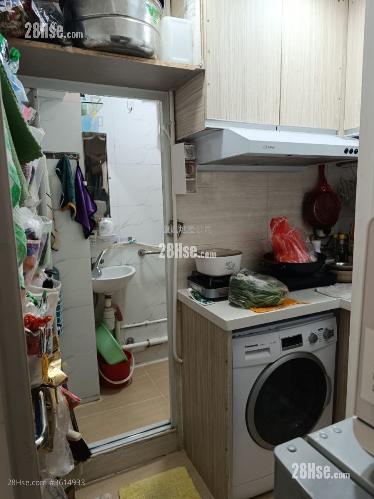 Yuet Yuen Building Sell 2 Bedrooms , 1 Bathroom 295 ft² Yuet Yuen Building Sell 2 Bedrooms , 1 Bathroom 295 ft²