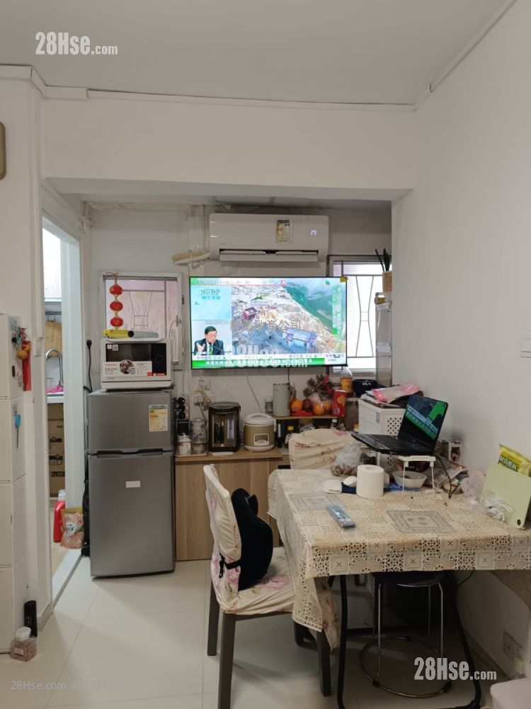 Yuet Yuen Building Sell 2 Bedrooms , 1 Bathroom 295 ft² Yuet Yuen Building Sell 2 Bedrooms , 1 Bathroom 295 ft²
