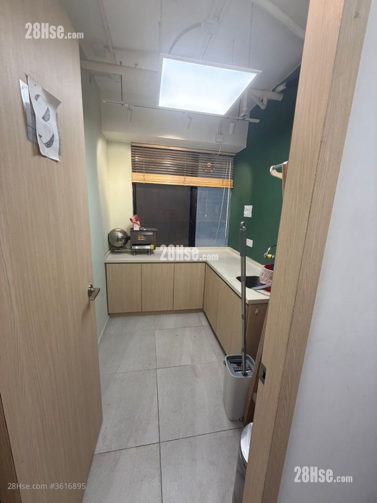 Vallant Commercial Building Rental 1 Toilet 1,250 ft² Vallant Commercial Building Rental 1 Toilet 1,250 ft²