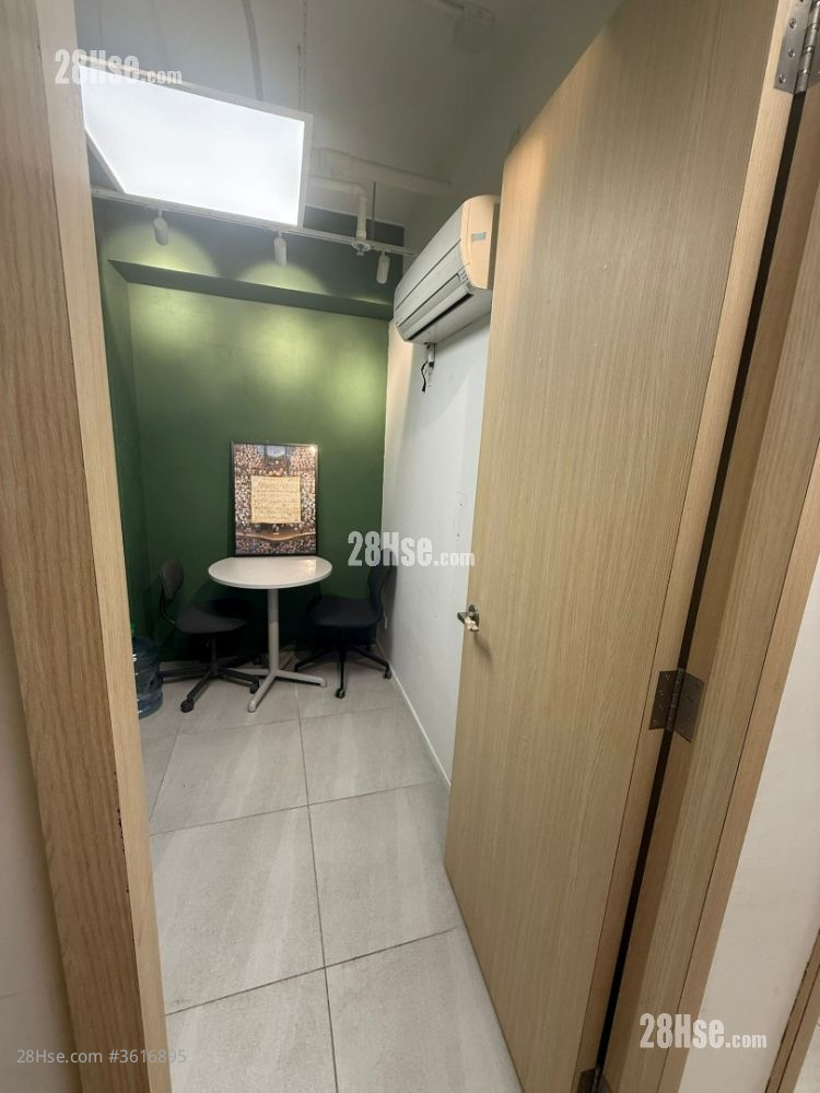 Vallant Commercial Building Rental 1 Toilet 1,250 ft² Vallant Commercial Building Rental 1 Toilet 1,250 ft²