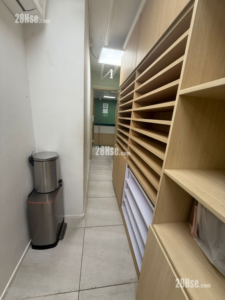 Vallant Commercial Building Rental 1 Toilet 1,250 ft² Vallant Commercial Building Rental 1 Toilet 1,250 ft²