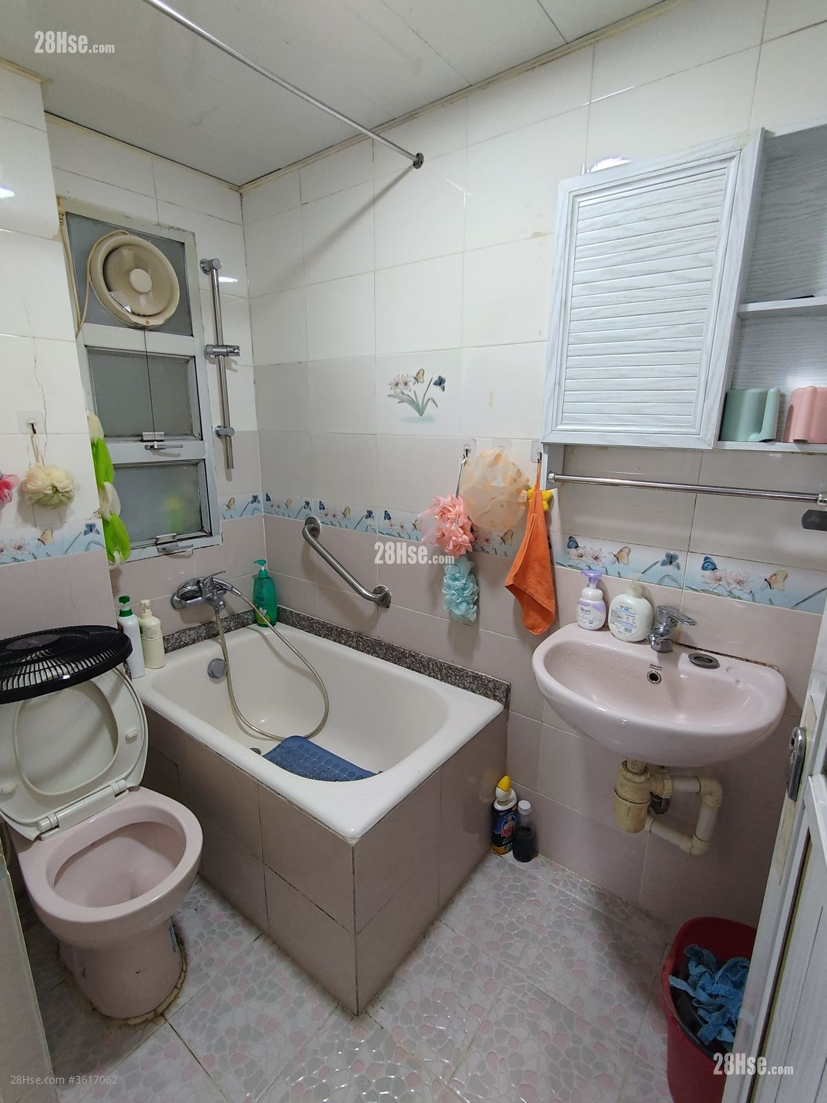 Hong Wah Court Rental 2 Bedrooms , 1 Bathroom 423 ft² Hong Wah Court Rental 2 Bedrooms , 1 Bathroom 423 ft²