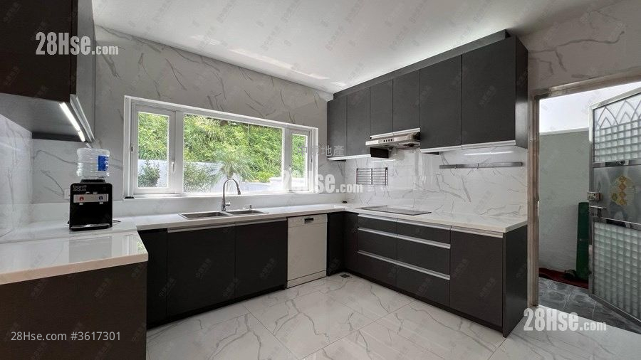 Hong Lok Yuen Sell 3 Bedrooms , 4 Bathrooms 2,231 ft² Hong Lok Yuen Sell 3 Bedrooms , 4 Bathrooms 2,231 ft²