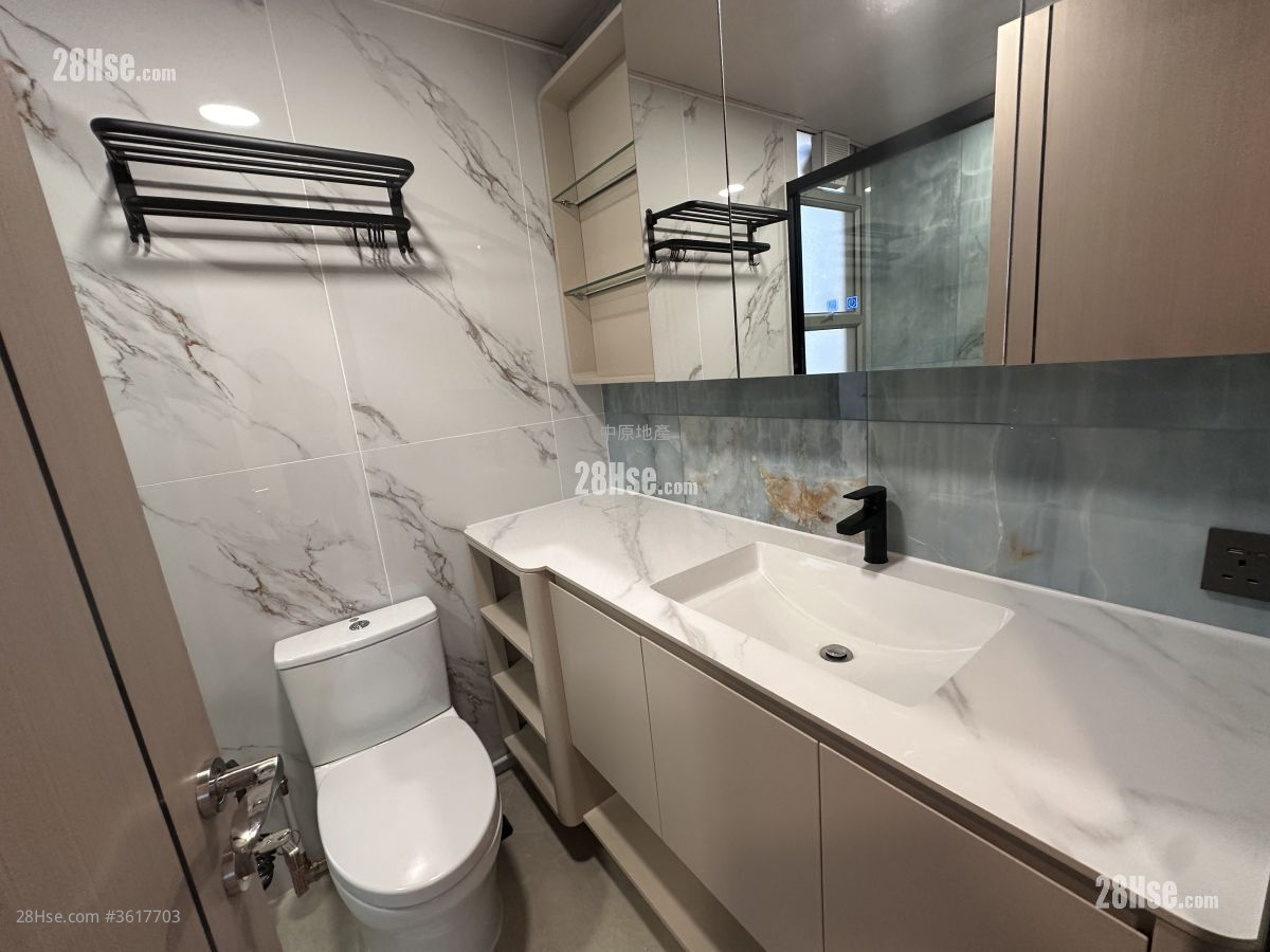 bathroom: Parc Palais Rental 3 Bedrooms , 2 Bathrooms 959 ft² bathroom: Parc Palais Rental 3 Bedrooms , 2 Bathrooms 959 ft²