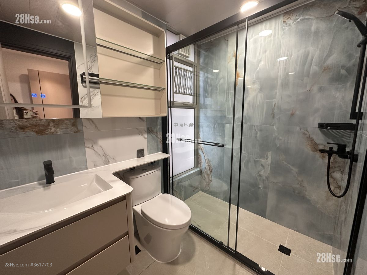 bathroom: Parc Palais Rental 3 Bedrooms , 2 Bathrooms 959 ft² bathroom: Parc Palais Rental 3 Bedrooms , 2 Bathrooms 959 ft²