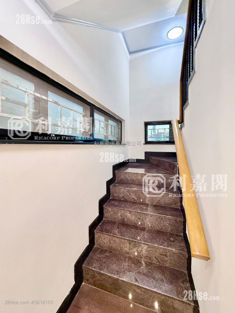 Sai Keng Tsuen Sell 4 Bedrooms , 2 Bathrooms 2,100 ft² Sai Keng Tsuen Sell 4 Bedrooms , 2 Bathrooms 2,100 ft²