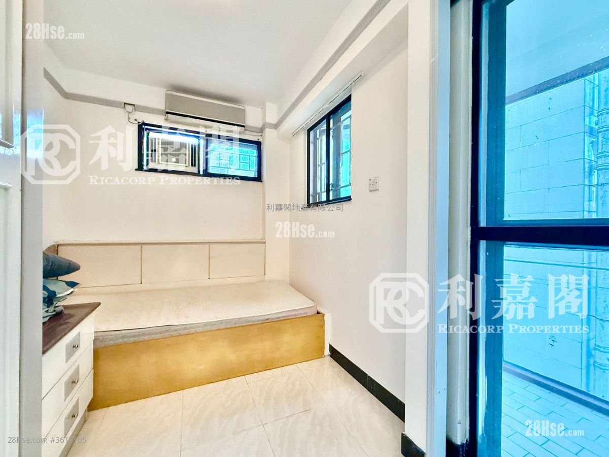 Sai Keng Tsuen Sell 4 Bedrooms , 2 Bathrooms 2,100 ft² Sai Keng Tsuen Sell 4 Bedrooms , 2 Bathrooms 2,100 ft²