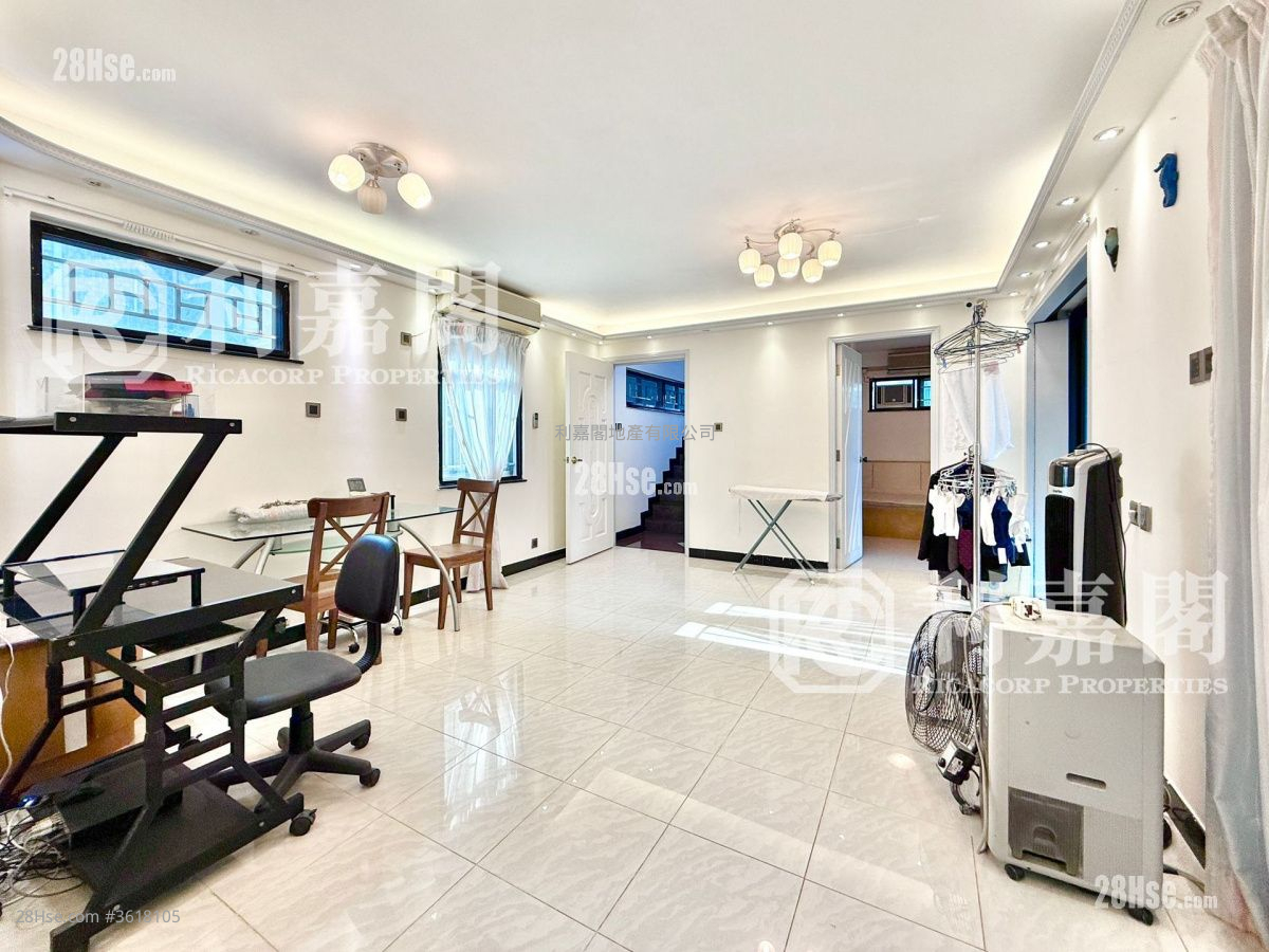 Sai Keng Tsuen Sell 4 Bedrooms , 2 Bathrooms 2,100 ft² Sai Keng Tsuen Sell 4 Bedrooms , 2 Bathrooms 2,100 ft²