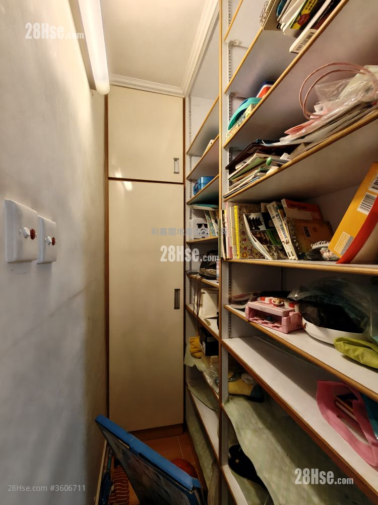 Sun Kwai Hing Gardens Sell 3 Bedrooms , 1 Bathroom 570 ft² Sun Kwai Hing Gardens Sell 3 Bedrooms , 1 Bathroom 570 ft²