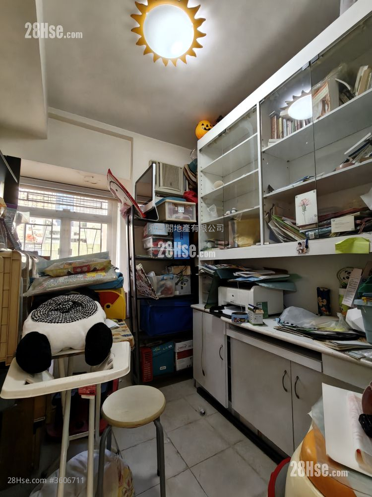 Sun Kwai Hing Gardens Sell 3 Bedrooms , 1 Bathroom 570 ft² Sun Kwai Hing Gardens Sell 3 Bedrooms , 1 Bathroom 570 ft²