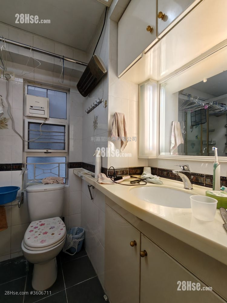 Sun Kwai Hing Gardens Sell 3 Bedrooms , 1 Bathroom 570 ft² Sun Kwai Hing Gardens Sell 3 Bedrooms , 1 Bathroom 570 ft²