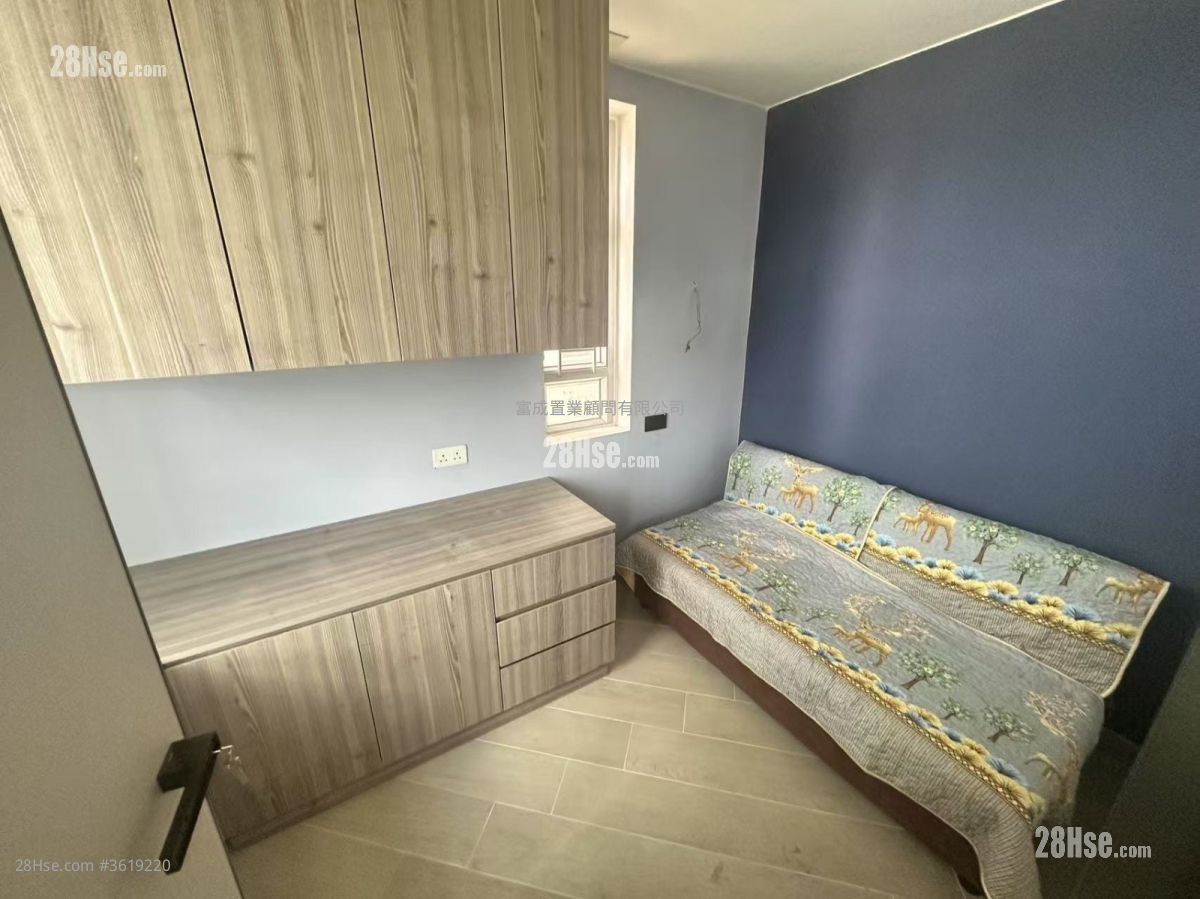 Kwun Tak Court Sell 2 Bedrooms , 1 Bathroom 449 ft² Kwun Tak Court Sell 2 Bedrooms , 1 Bathroom 449 ft²