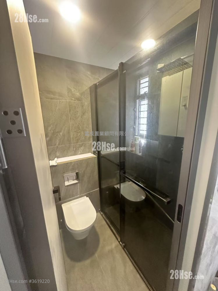 Kwun Tak Court Sell 2 Bedrooms , 1 Bathroom 449 ft² Kwun Tak Court Sell 2 Bedrooms , 1 Bathroom 449 ft²