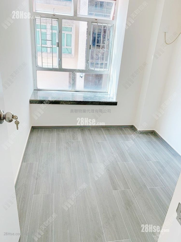 Sheung Shui Centre Sell 2 Bedrooms , 1 Bathroom 351 ft² Sheung Shui Centre Sell 2 Bedrooms , 1 Bathroom 351 ft²