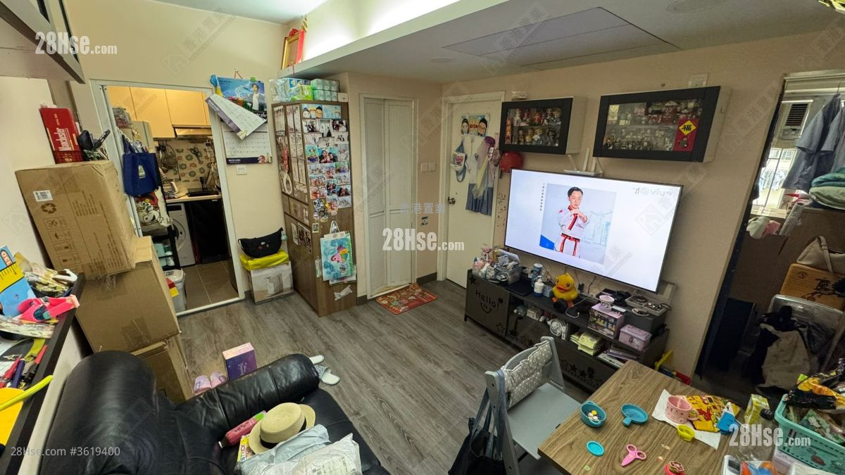 living room: Cosmopolitan Estate Sell 1 Bedroom 326 ft² living room: Cosmopolitan Estate Sell 1 Bedroom 326 ft²