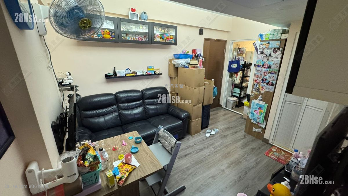 living room: Cosmopolitan Estate Sell 1 Bedroom 326 ft² living room: Cosmopolitan Estate Sell 1 Bedroom 326 ft²