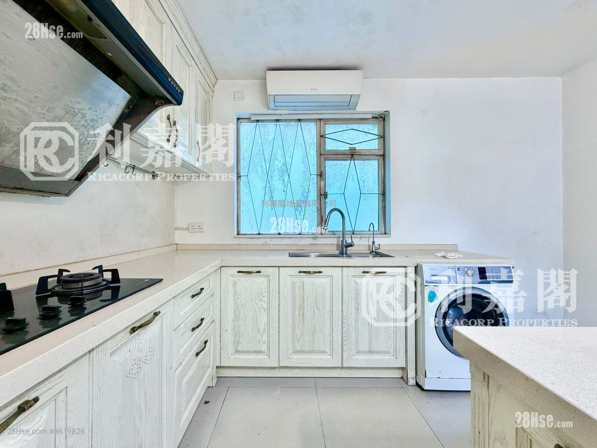 Nam Shan San Tsuen Sell 4 Bedrooms , 3 Bathrooms 2,100 ft² Nam Shan San Tsuen Sell 4 Bedrooms , 3 Bathrooms 2,100 ft²
