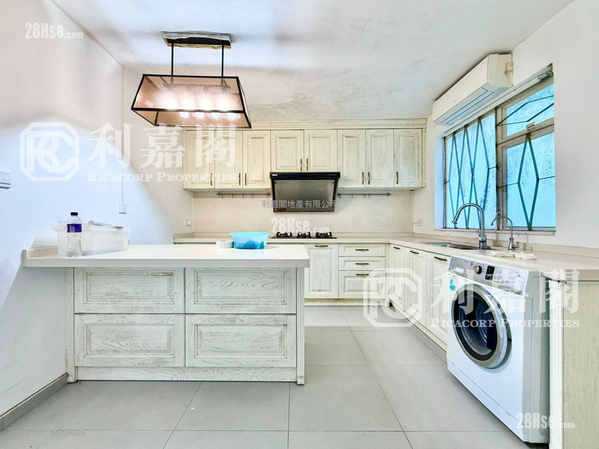 Nam Shan San Tsuen Sell 4 Bedrooms , 3 Bathrooms 2,100 ft² Nam Shan San Tsuen Sell 4 Bedrooms , 3 Bathrooms 2,100 ft²
