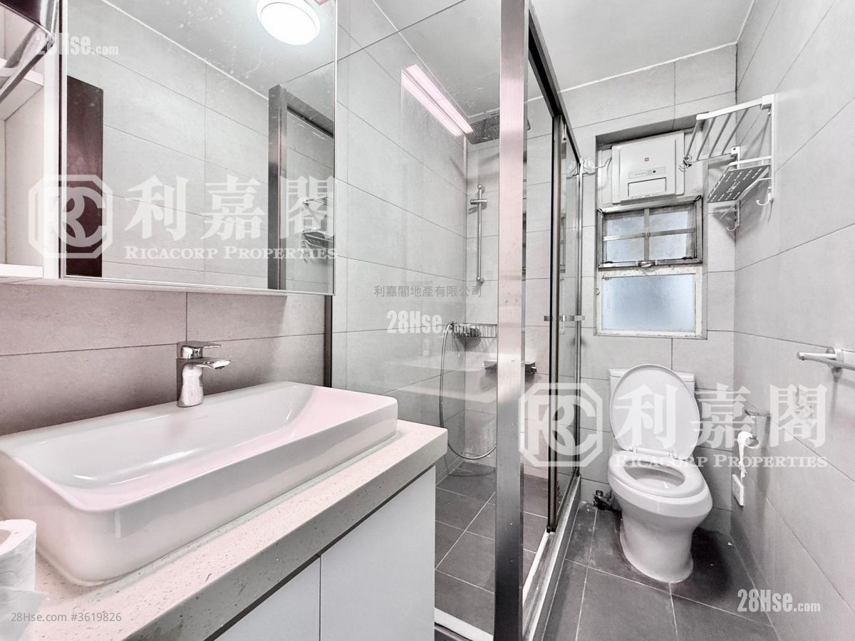 Nam Shan San Tsuen Sell 4 Bedrooms , 3 Bathrooms 2,100 ft² Nam Shan San Tsuen Sell 4 Bedrooms , 3 Bathrooms 2,100 ft²