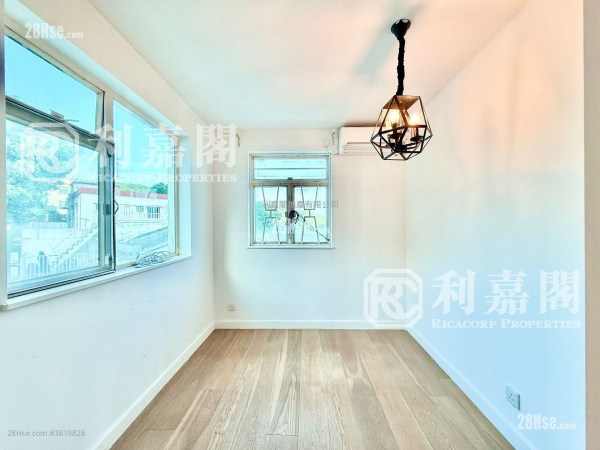 Nam Shan San Tsuen Sell 4 Bedrooms , 3 Bathrooms 2,100 ft² Nam Shan San Tsuen Sell 4 Bedrooms , 3 Bathrooms 2,100 ft²