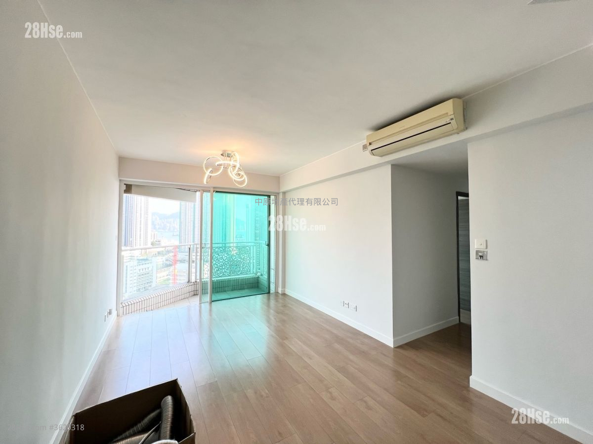 The Sparkle Sell 3 Bedrooms 783 ft² The Sparkle Sell 3 Bedrooms 783 ft²